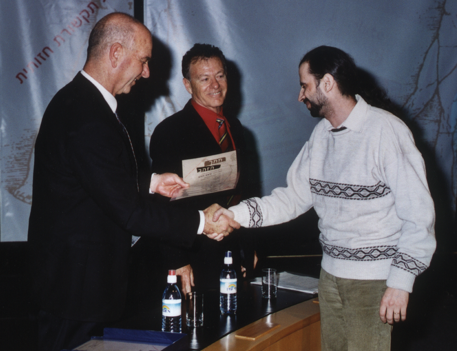הענקת פרסי עיצוב לשנת 2002   ע"י שר המדע, התרבות והספורט מר מתן וילנאי.